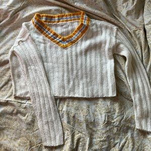 Filocaly knit cropped v neck sweater, in great condition! Size XS